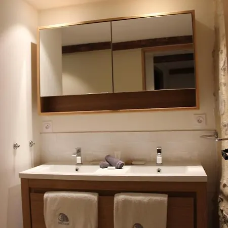 - La Maison Du Chateau - By Domaine Riberach Guest house *